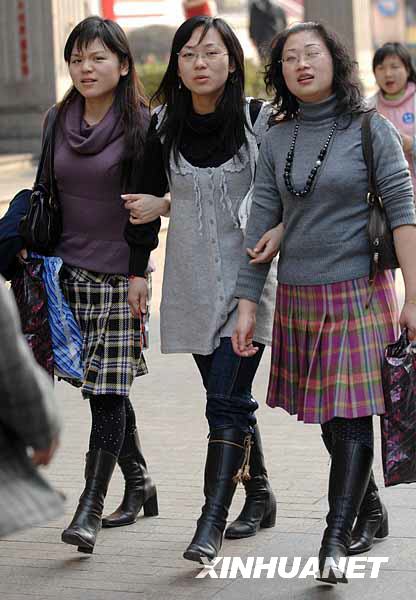 2007年，三位女士穿着裙子行走
