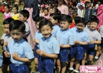 朝鲜儿童的个性童装，节假日或演出才能穿哦！